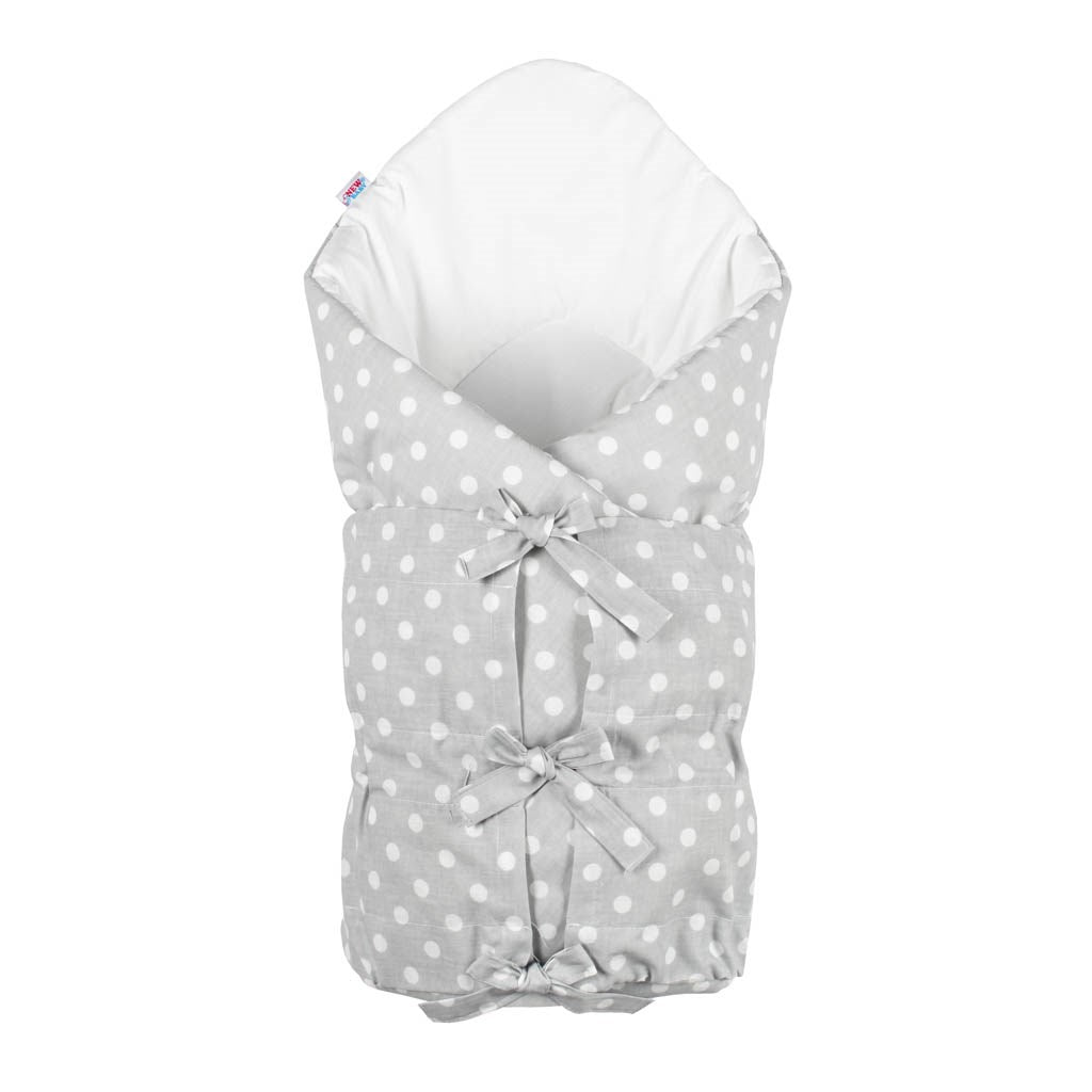 Klassieke inbakerdoek met striksluiting New Baby grijs met stippen – productfoto