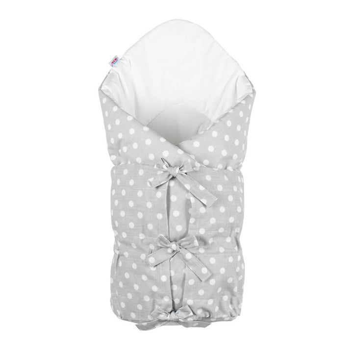 Klassieke inbakerdoek met striksluiting New Baby grijs met stippen – productfoto