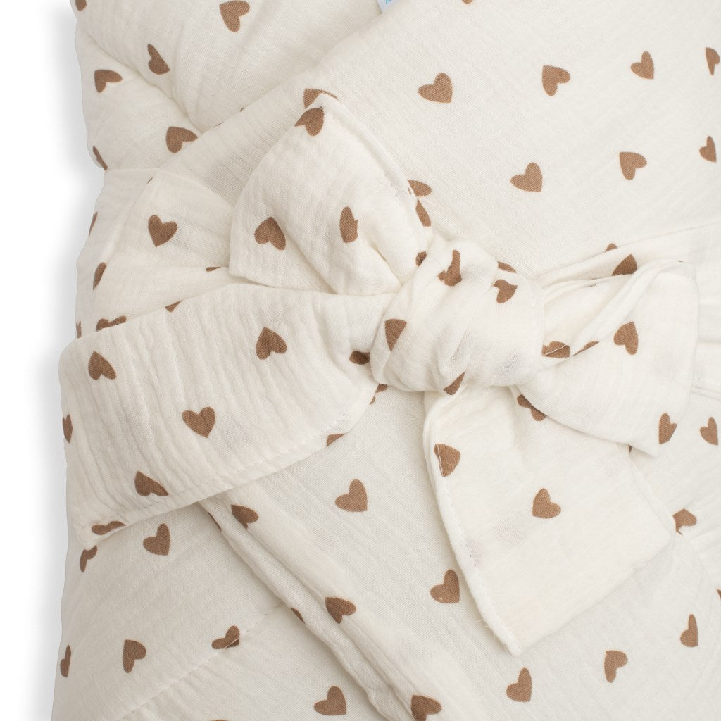 Mousseline inbakerdoek met striksluiting New Baby hartjes – detailfoto 1