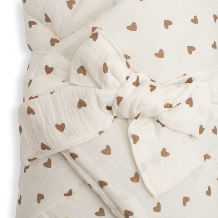Mousseline inbakerdoek met striksluiting New Baby hartjes – detailfoto 1
